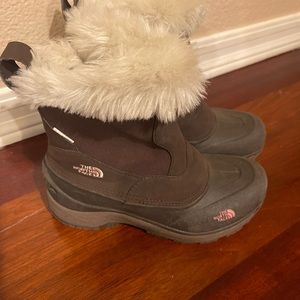 Snow boots